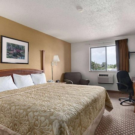 Super 8 By Wyndham Canton/Livonia Area Exterior foto