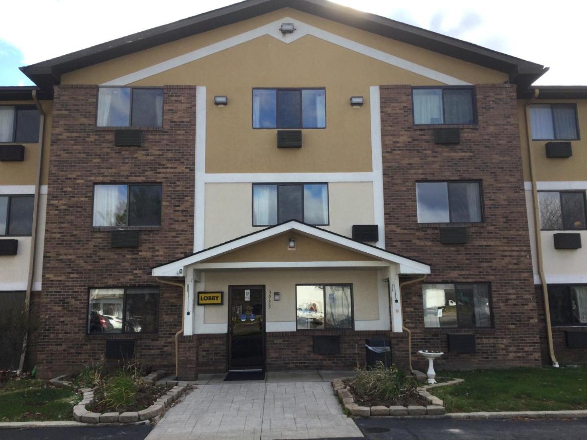 Super 8 By Wyndham Canton/Livonia Area Exterior foto