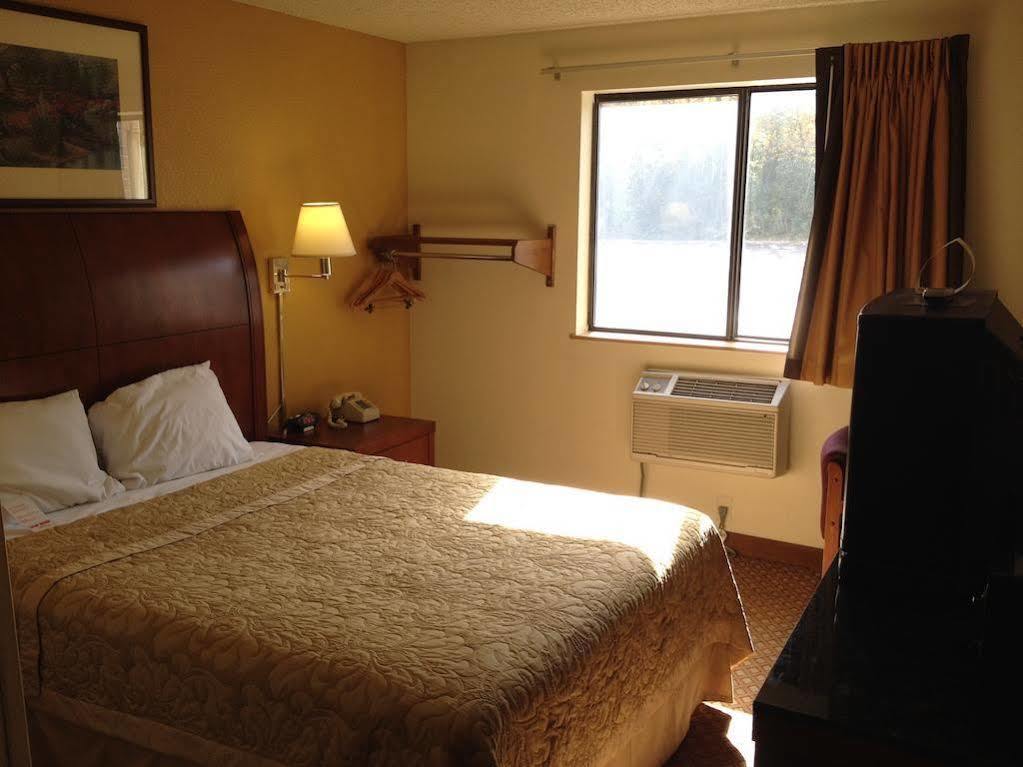 Super 8 By Wyndham Canton/Livonia Area Exterior foto